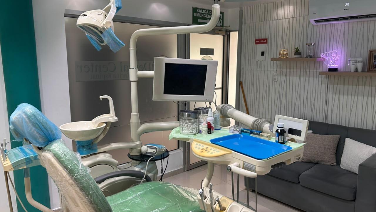 Sillón dental con monitor y bandeja de instrumental