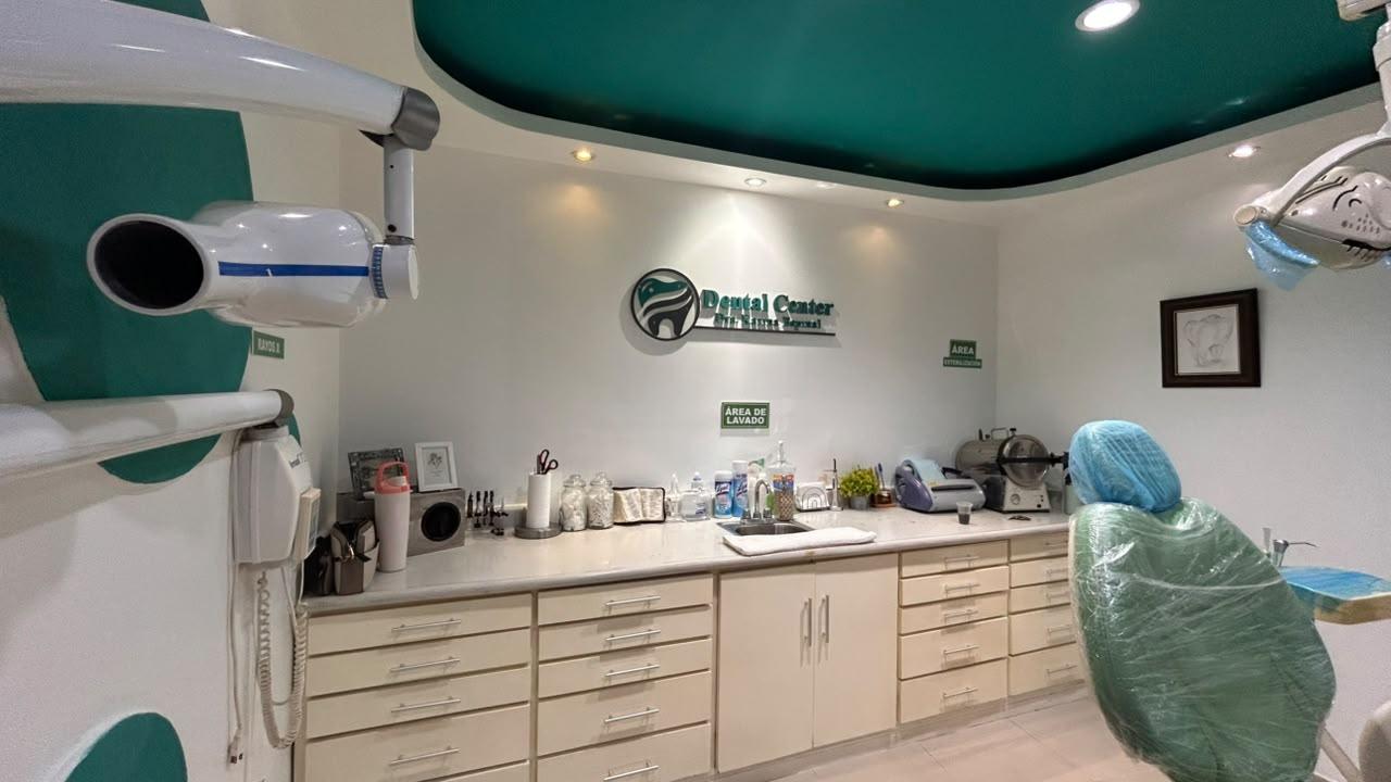 Consultorio con equipo de rayos X, área de lavado y área de esterilización