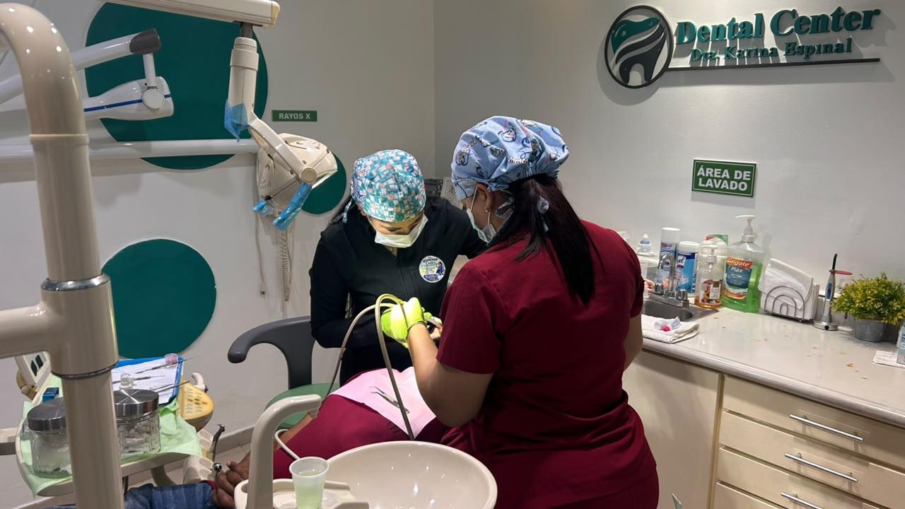 Paciente recibiendo atención en el consultorio de Dental Center